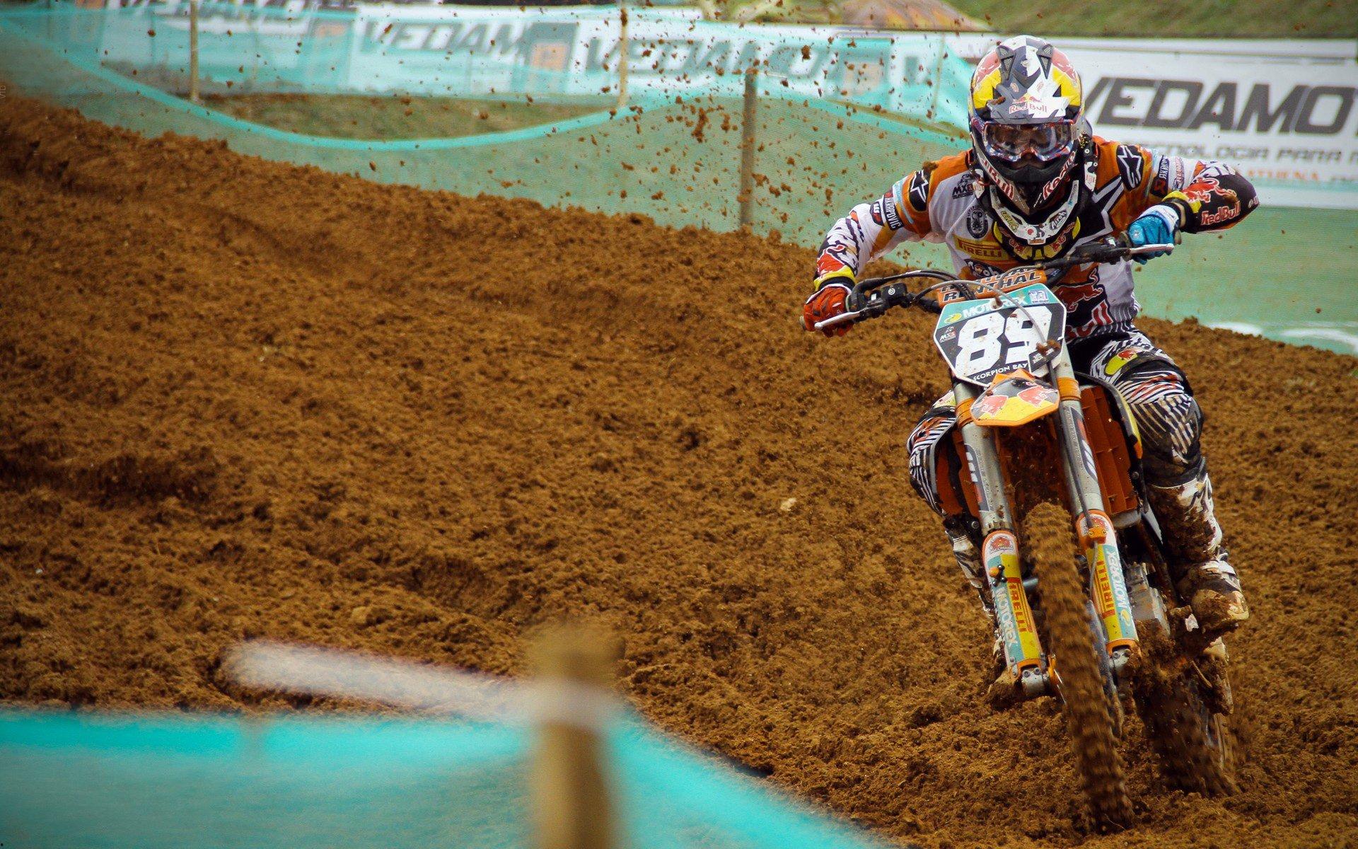 中国速度滑冰队再创佳绩 小将王强打破全国纪录